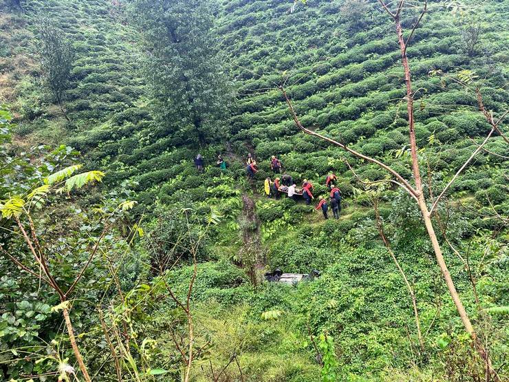 Rize’de dereye yuvarlanan aracın sürücüsü yaralandı 4