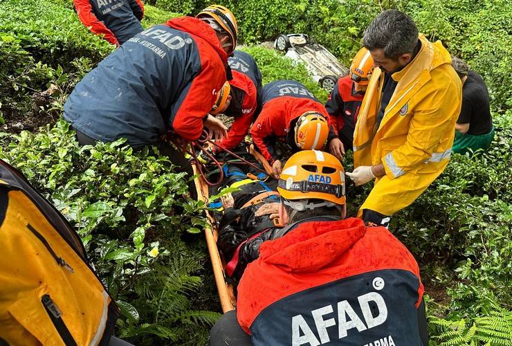 Rize’de dereye yuvarlanan aracın sürücüsü yaralandı 5