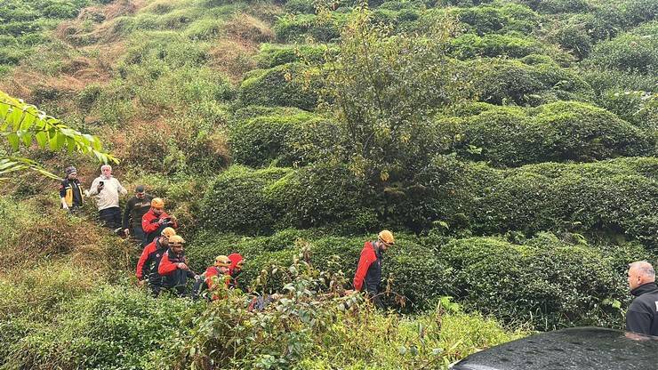 Rize’de dereye yuvarlanan aracın sürücüsü yaralandı 6