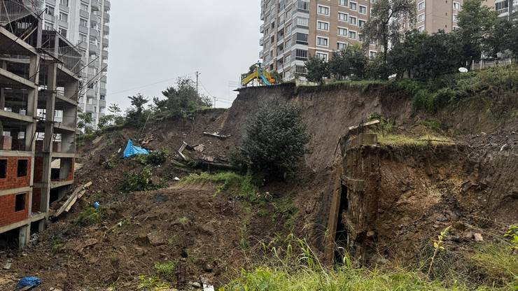 Rize'de toprak kayması sonucu çocuk parkı ve istinat duvarı zarar gördü 1