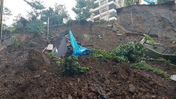 Rize'de toprak kayması sonucu çocuk parkı ve istinat duvarı zarar gördü 12