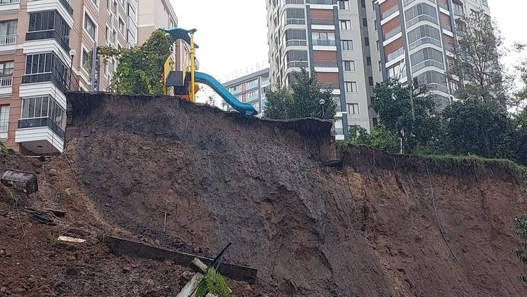 Rize'de toprak kayması sonucu çocuk parkı ve istinat duvarı zarar gördü 13