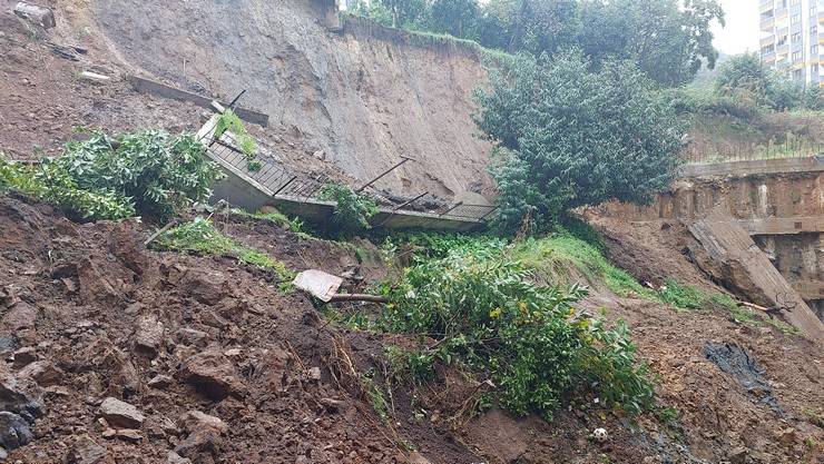 Rize'de toprak kayması sonucu çocuk parkı ve istinat duvarı zarar gördü 14