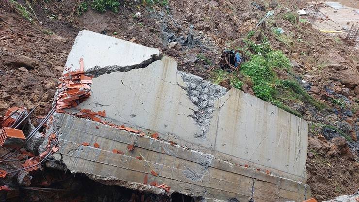 Rize'de toprak kayması sonucu çocuk parkı ve istinat duvarı zarar gördü 15