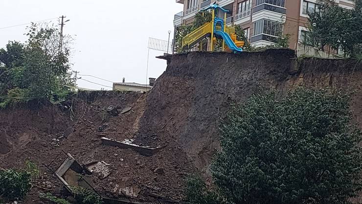 Rize'de toprak kayması sonucu çocuk parkı ve istinat duvarı zarar gördü 17