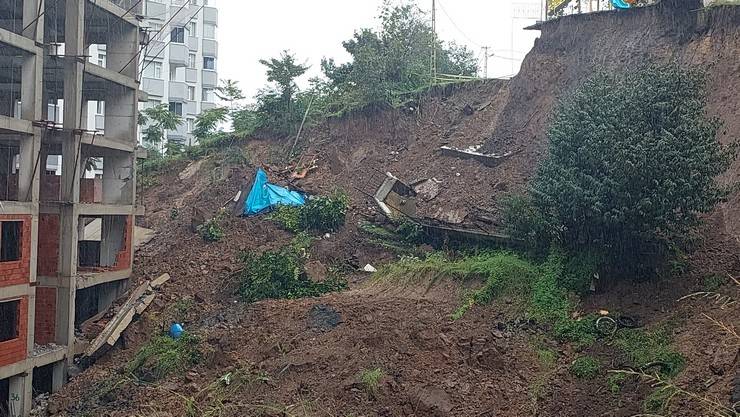 Rize'de toprak kayması sonucu çocuk parkı ve istinat duvarı zarar gördü 18