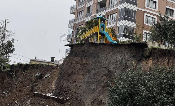 Rize'de toprak kayması sonucu çocuk parkı ve istinat duvarı zarar gördü 2