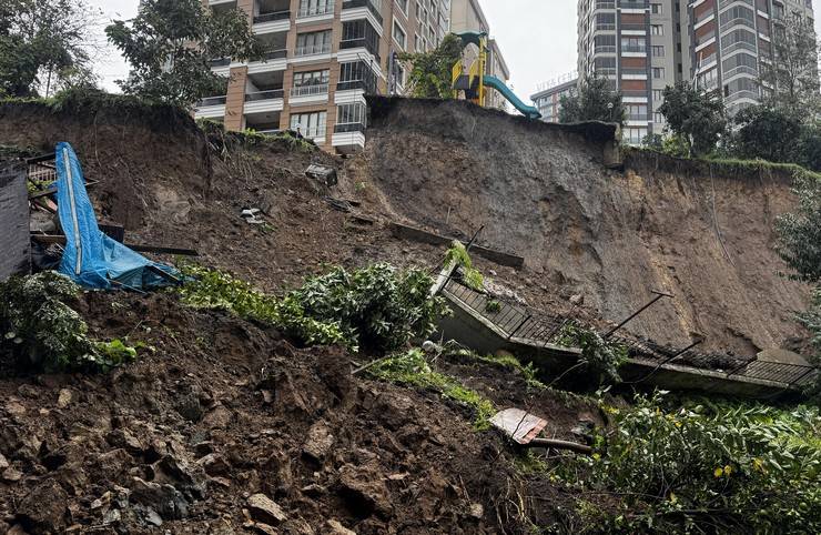 Rize'de toprak kayması sonucu çocuk parkı ve istinat duvarı zarar gördü 3