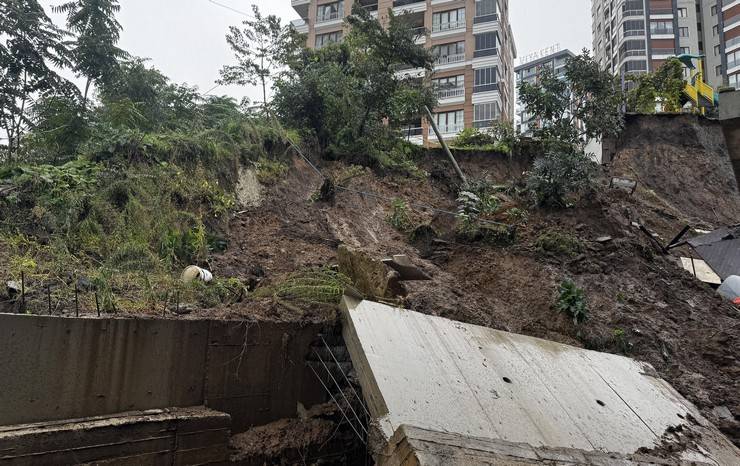 Rize'de toprak kayması sonucu çocuk parkı ve istinat duvarı zarar gördü 4