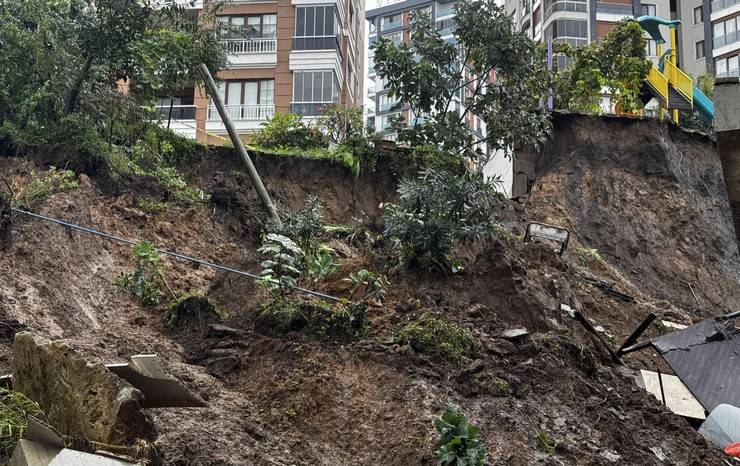 Rize'de toprak kayması sonucu çocuk parkı ve istinat duvarı zarar gördü 5