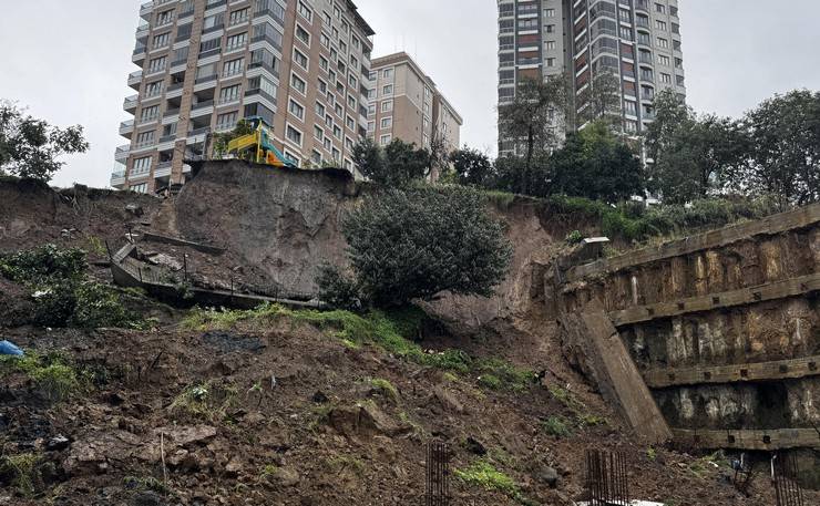 Rize'de toprak kayması sonucu çocuk parkı ve istinat duvarı zarar gördü 6