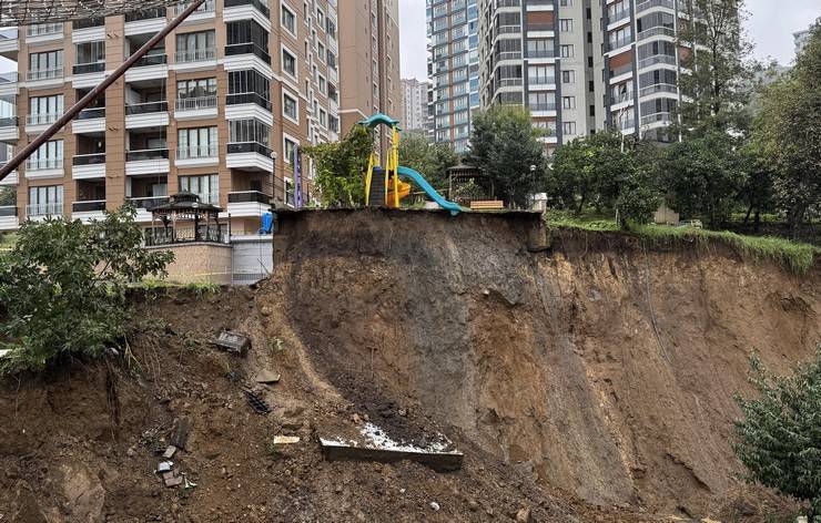 Rize'de toprak kayması sonucu çocuk parkı ve istinat duvarı zarar gördü 7