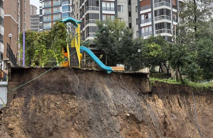 Rize'de toprak kayması sonucu çocuk parkı ve istinat duvarı zarar gördü 8