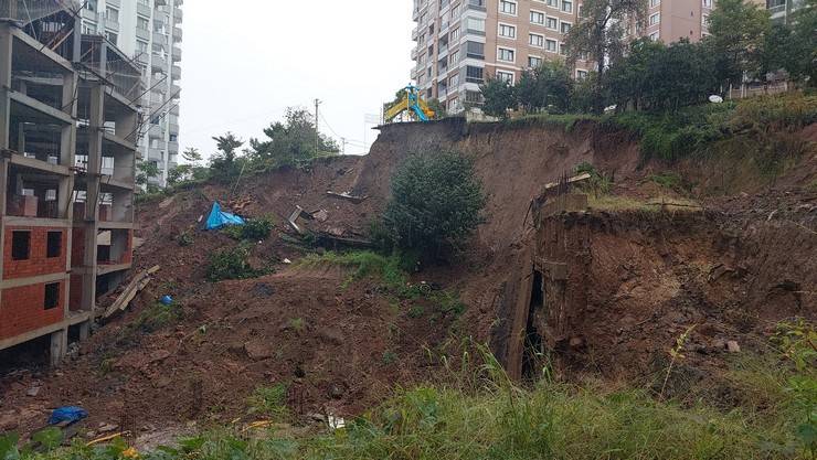 Rize'de toprak kayması sonucu çocuk parkı ve istinat duvarı zarar gördü 9