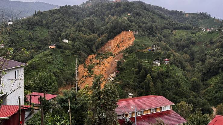 Rize'de heyelan sonucu 2 ev toprak altında kaldı 1