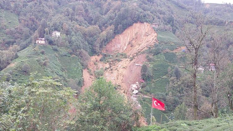 Rize'de heyelan sonucu 2 ev toprak altında kaldı 10