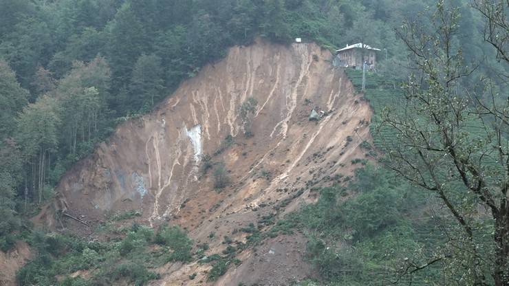 Rize'de heyelan sonucu 2 ev toprak altında kaldı 12