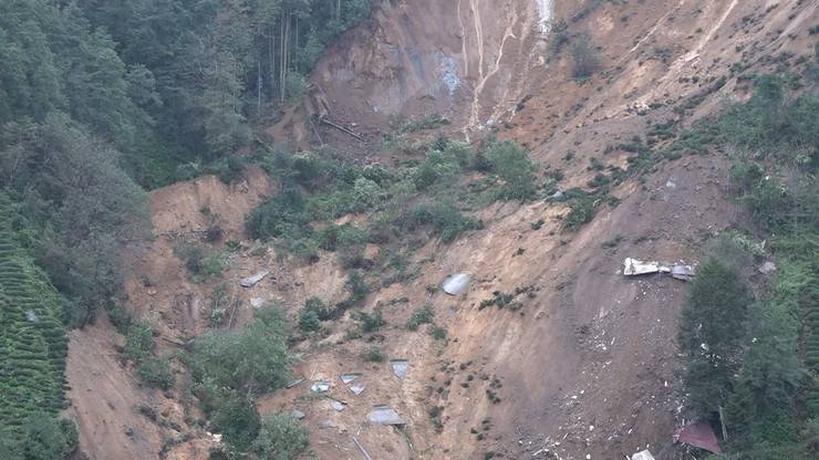 Rize'de heyelan sonucu 2 ev toprak altında kaldı 14