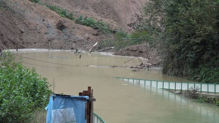 Rize'de heyelan sonucu 2 ev toprak altında kaldı 15