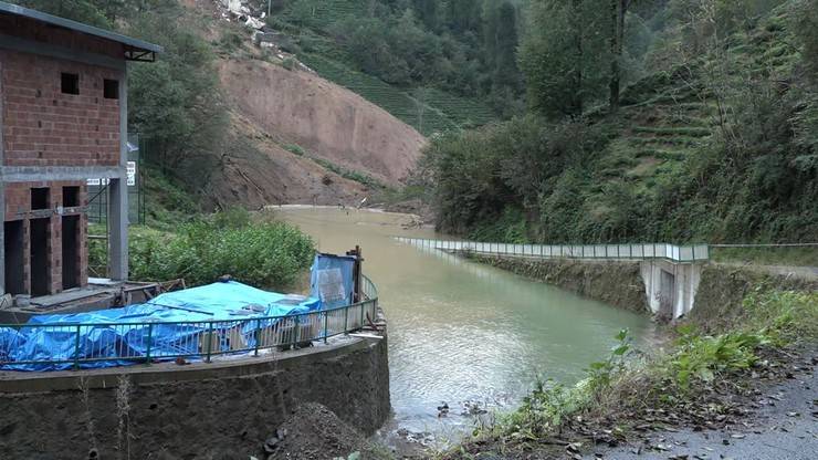 Rize'de heyelan sonucu 2 ev toprak altında kaldı 16