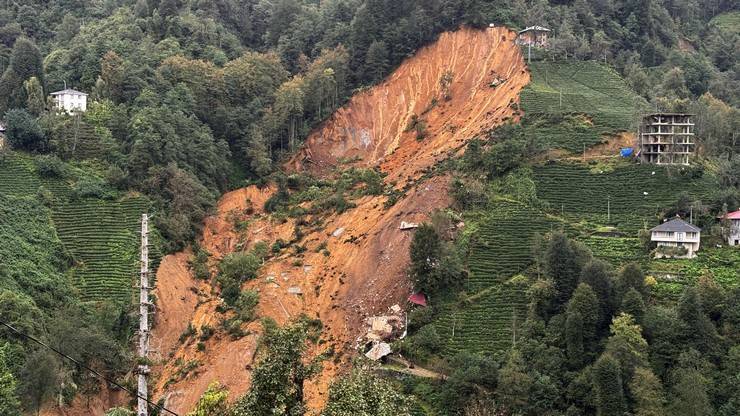 Rize'de heyelan sonucu 2 ev toprak altında kaldı 2