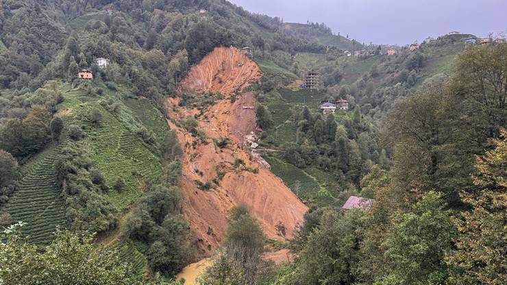 Rize'de heyelan sonucu 2 ev toprak altında kaldı 3