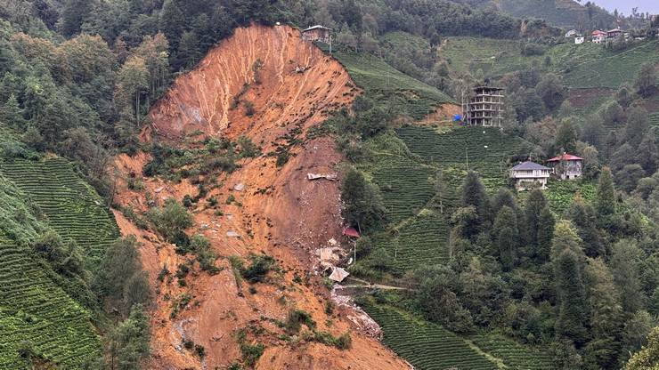 Rize'de heyelan sonucu 2 ev toprak altında kaldı 4