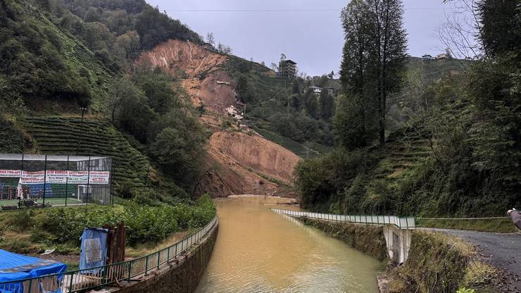 Rize'de heyelan sonucu 2 ev toprak altında kaldı 5