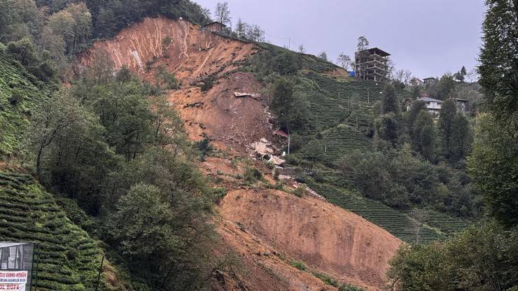 Rize'de heyelan sonucu 2 ev toprak altında kaldı 6