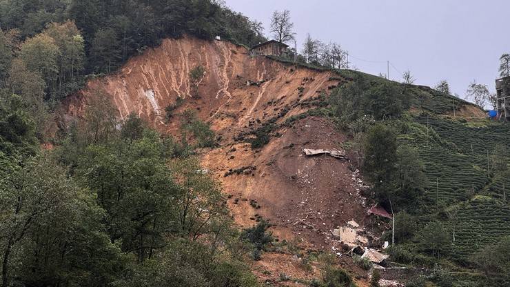 Rize'de heyelan sonucu 2 ev toprak altında kaldı 7