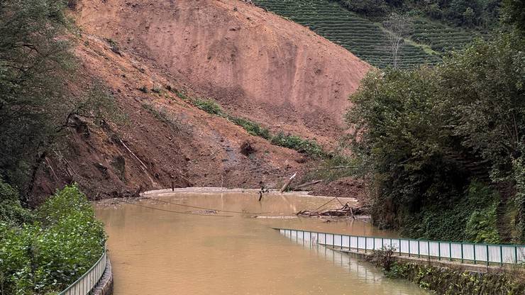 Rize'de heyelan sonucu 2 ev toprak altında kaldı 8