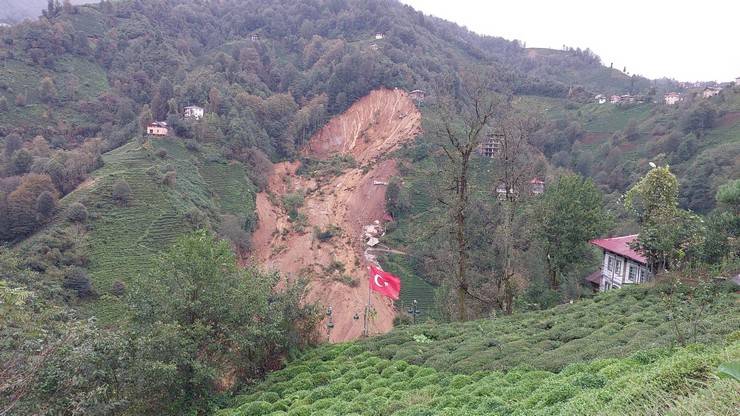 Rize'de heyelan sonucu 2 ev toprak altında kaldı 9