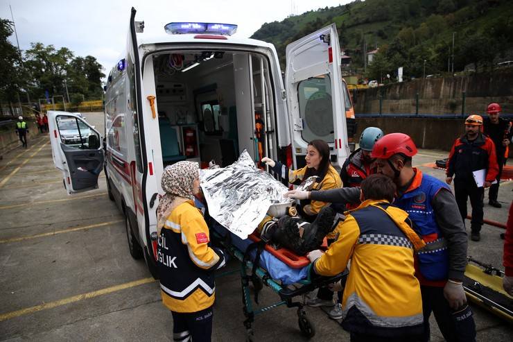 Rize'de maden sahasında yangın söndürme ve arama kurtarma tatbikatı gerçekleştirildi 11