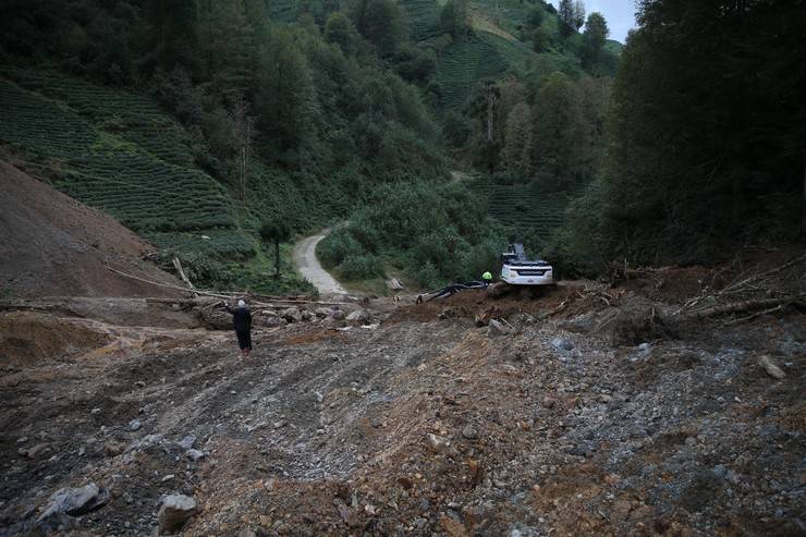 Milletvekili Avcı, heyelan yaşanan köyde incelemelerde bulundu 10