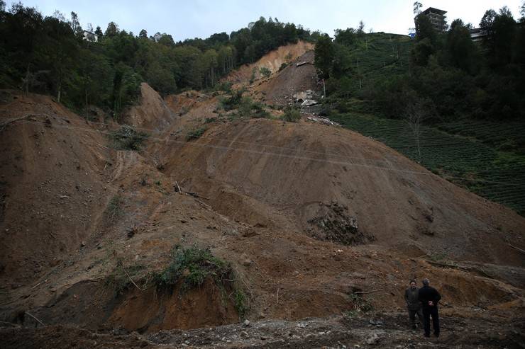 Milletvekili Avcı, heyelan yaşanan köyde incelemelerde bulundu 11