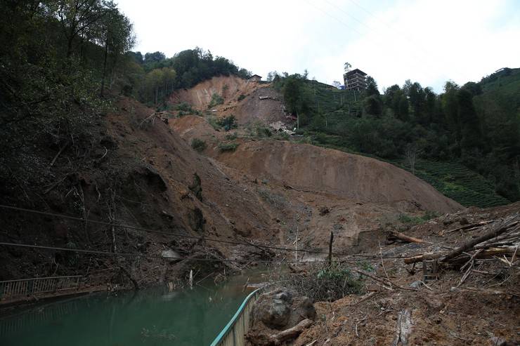 Milletvekili Avcı, heyelan yaşanan köyde incelemelerde bulundu 7