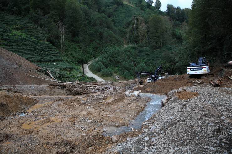 Milletvekili Avcı, heyelan yaşanan köyde incelemelerde bulundu 8