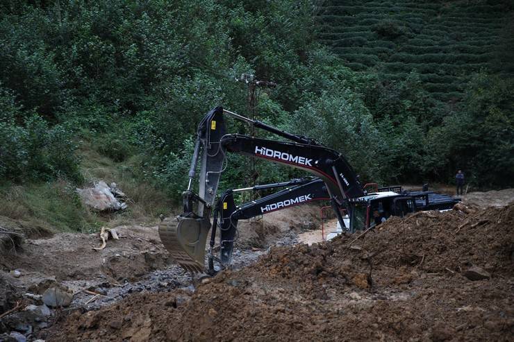 Milletvekili Avcı, heyelan yaşanan köyde incelemelerde bulundu 9