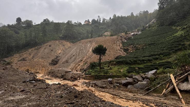 Rize'de sağanak hayatı olumsuz etkiledi 12