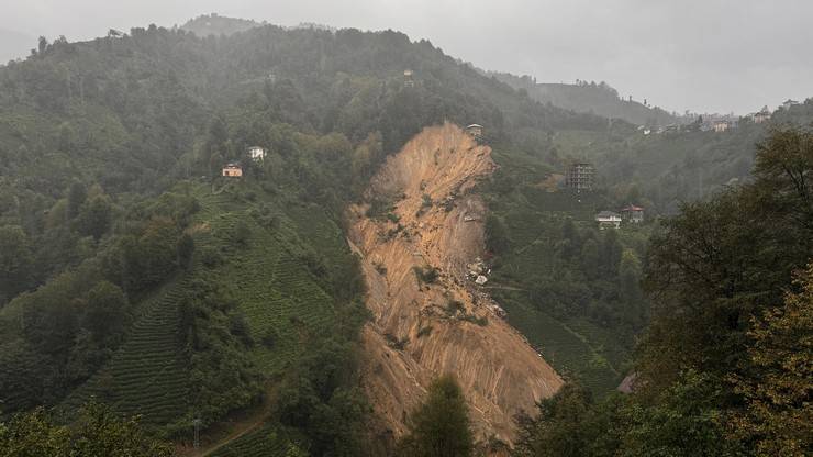 Rize'de sağanak hayatı olumsuz etkiledi 2