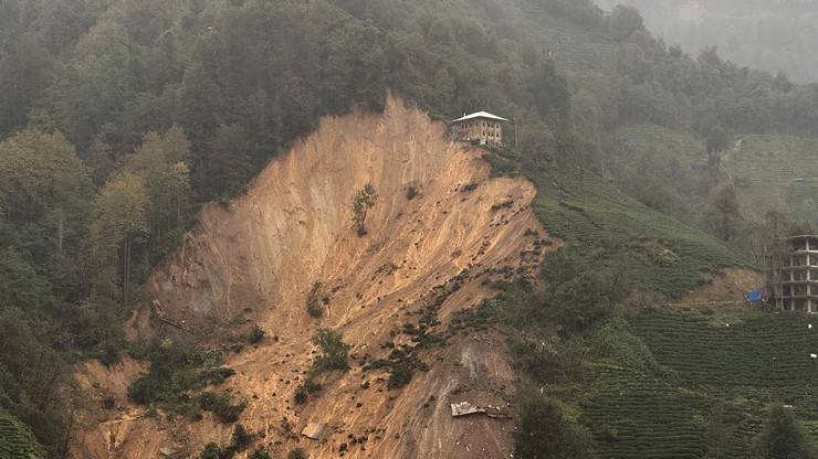 Rize'de sağanak hayatı olumsuz etkiledi 3