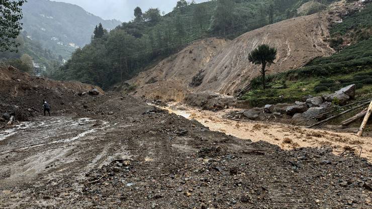 Rize'de sağanak hayatı olumsuz etkiledi 6