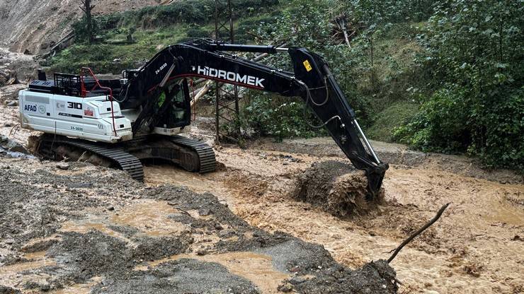 Rize'de sağanak hayatı olumsuz etkiledi 7