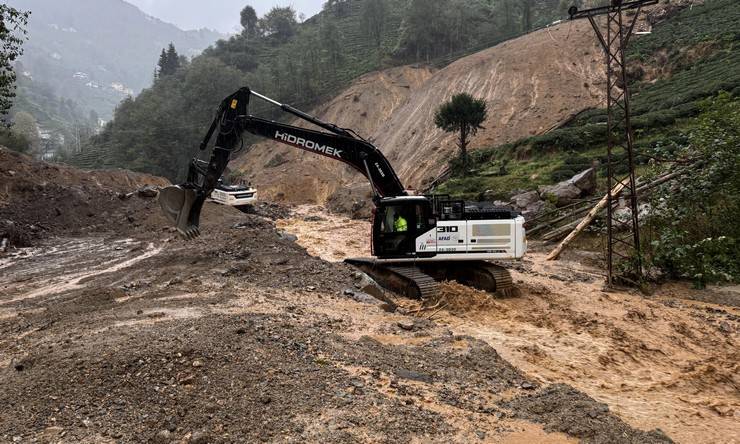 Rize'de sağanak hayatı olumsuz etkiledi 8