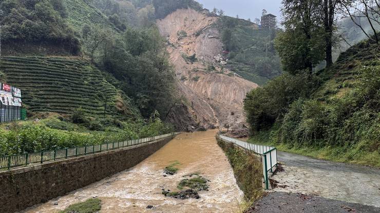 Rize'de sağanak hayatı olumsuz etkiledi 9