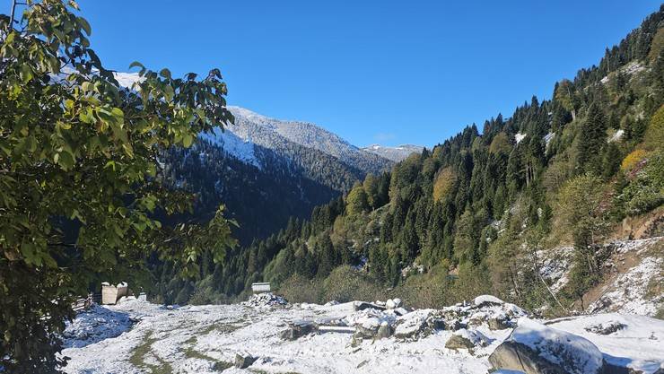 Rize'nin yüksek kesimlerine kar yağdı 1