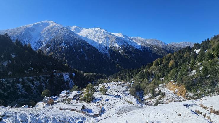 Rize'nin yüksek kesimlerine kar yağdı 2