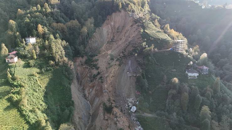 İçişleri Bakan Yardımcısı Karaloğlu, Rize'de heyelan yaşanan köyde inceleme yaptı 1