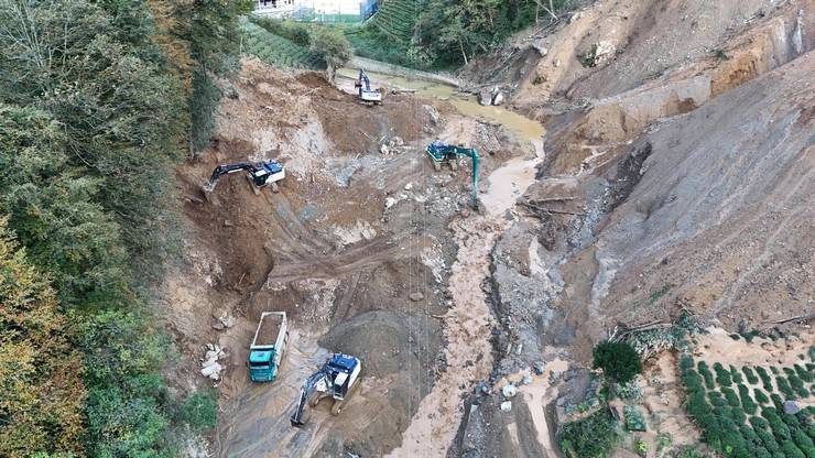 İçişleri Bakan Yardımcısı Karaloğlu, Rize'de heyelan yaşanan köyde inceleme yaptı 10