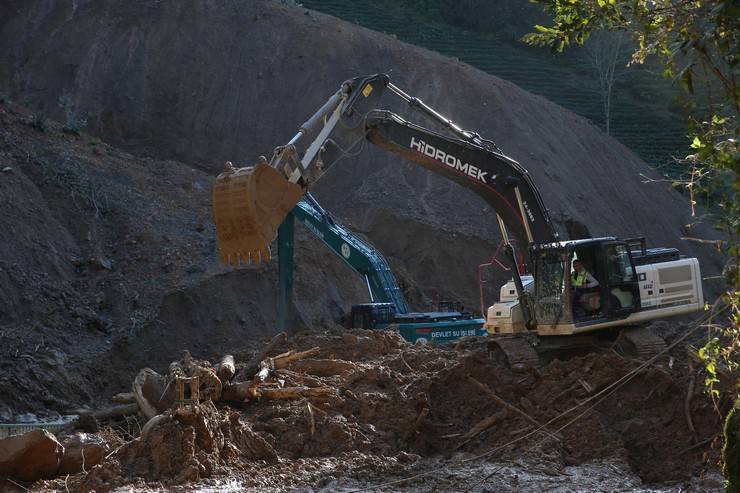 İçişleri Bakan Yardımcısı Karaloğlu, Rize'de heyelan yaşanan köyde inceleme yaptı 11